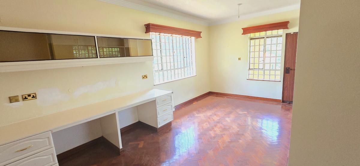 5 Bed House with En Suite at Flem Tree - 16