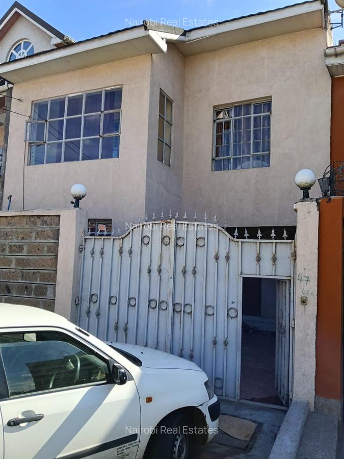4 Bed House with En Suite in Donholm - 2