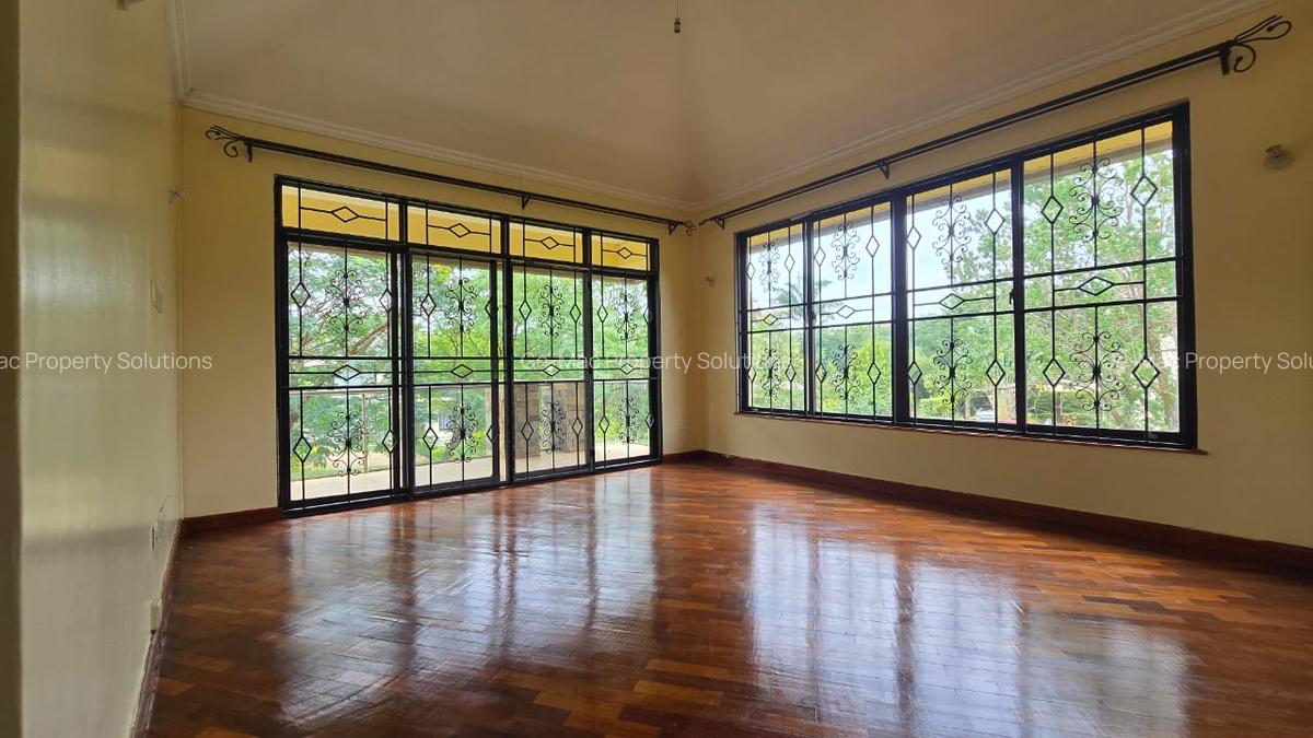 4 Bed House with En Suite in Garden Estate - 10