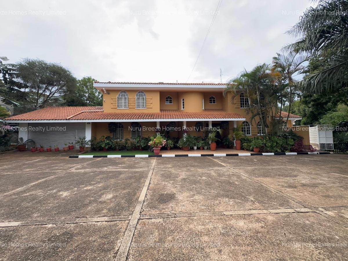 5 Bed House with En Suite in Runda - 1