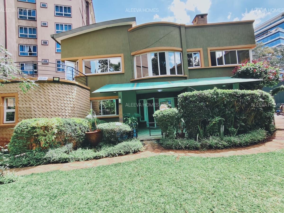 4 Bed Villa with En Suite in Riverside - 1