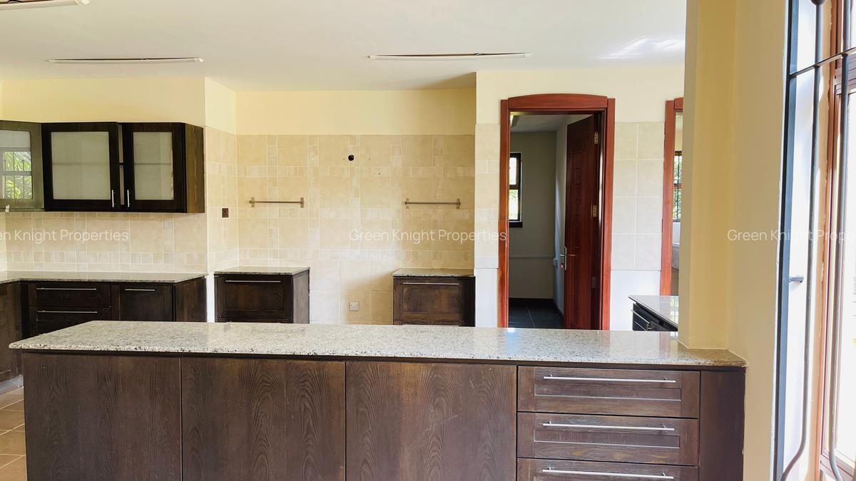 5 Bed House with En Suite in Runda - 14