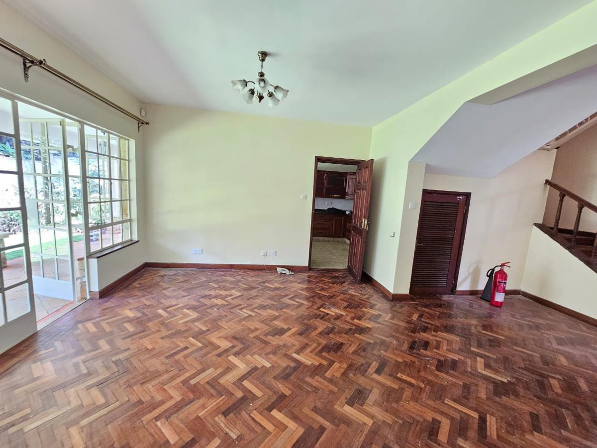 5 Bed House with En Suite in Lavington - 10