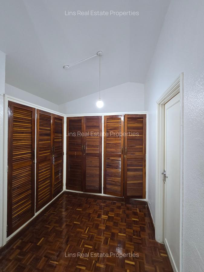 4 Bed House with En Suite in Hill View - 16