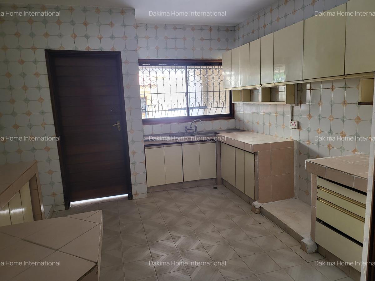 4 Bed Townhouse with En Suite in Rhapta Road - 17