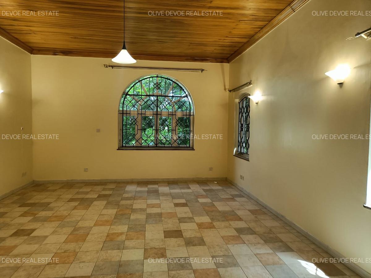 4 Bed House with En Suite in Hill View - 16