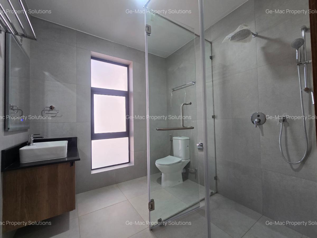 4 Bed House with En Suite in Membley - 8