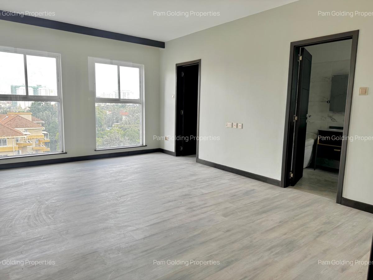 3 Bed Apartment with En Suite in Riverside - 11