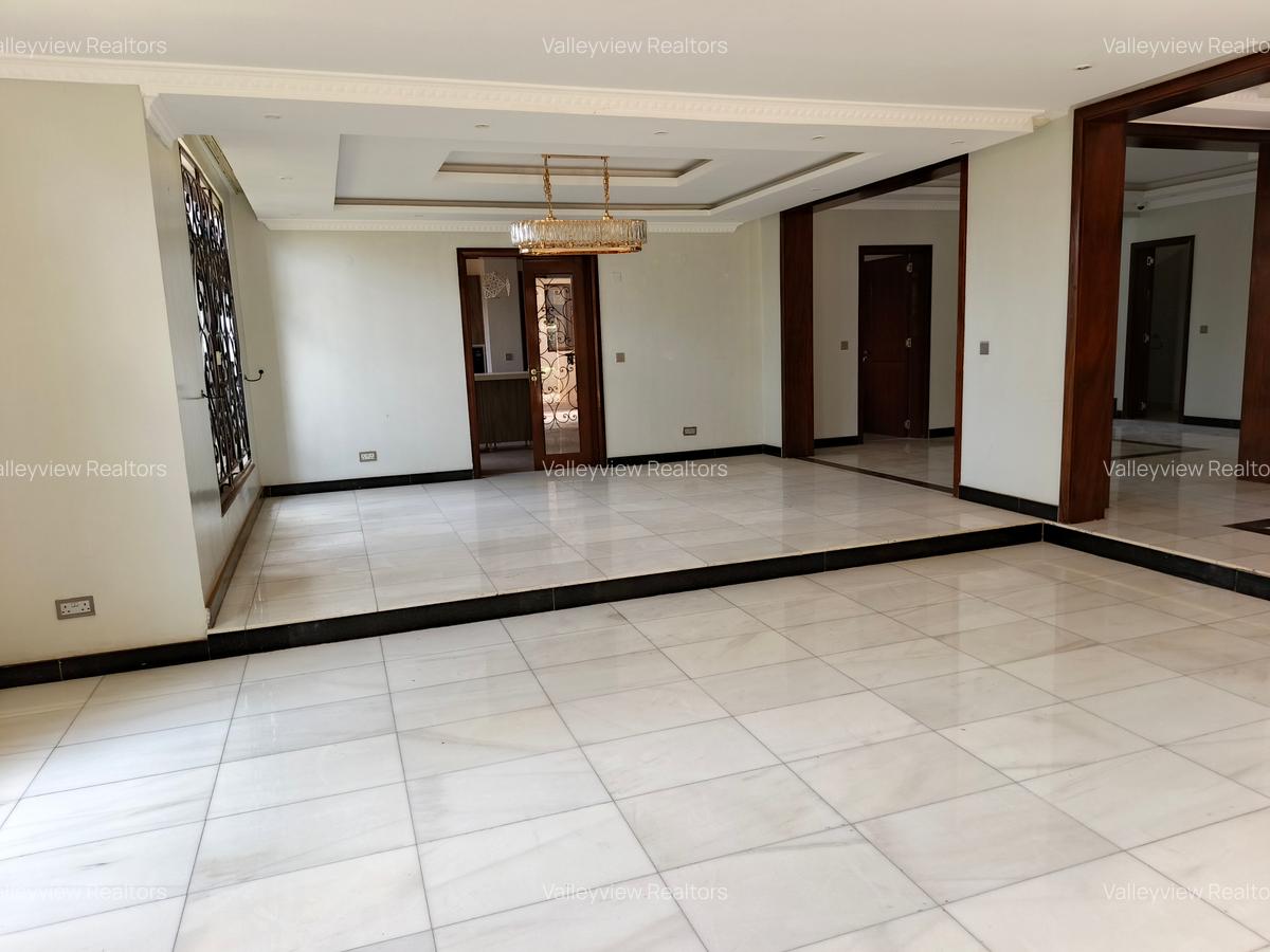 6 Bed Townhouse with En Suite at Lavington - 3