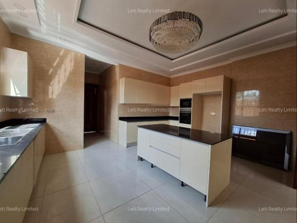 5 Bed Townhouse with En Suite in Lavington - 3