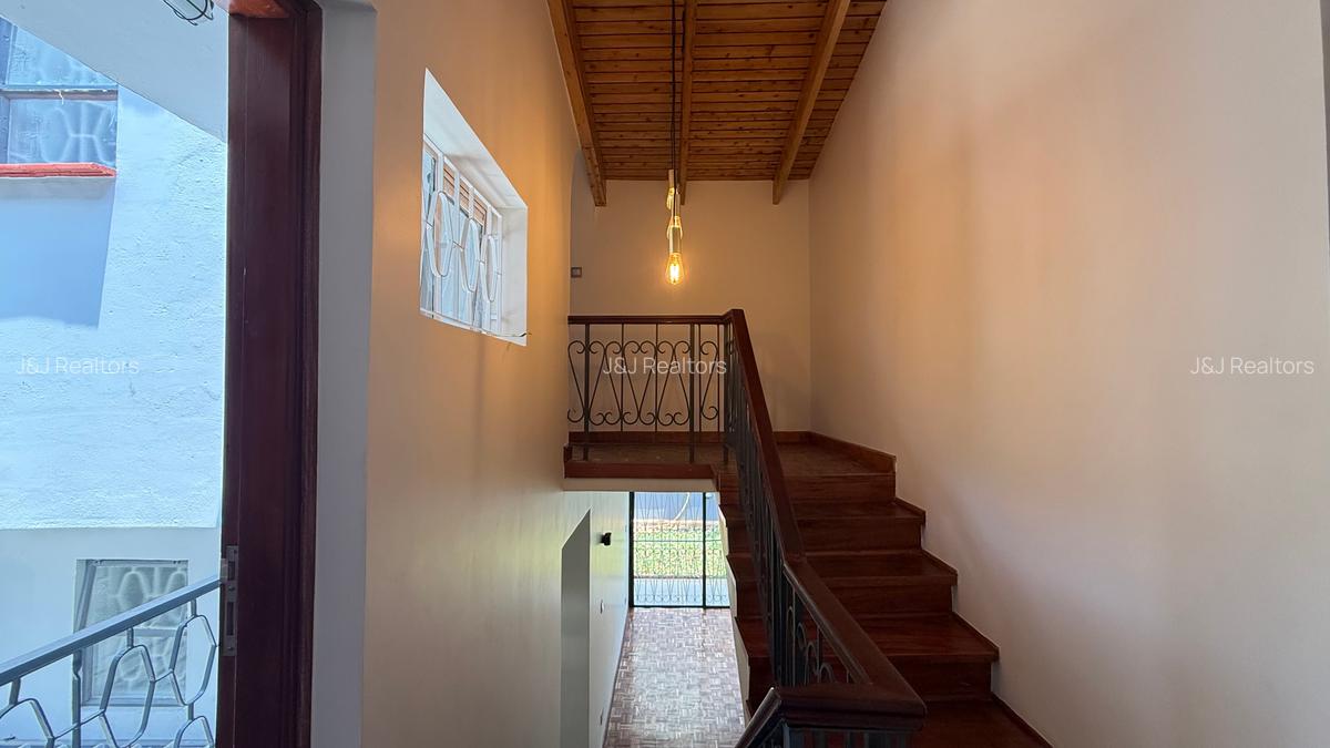 4 Bed Townhouse with En Suite in Rhapta Road - 11