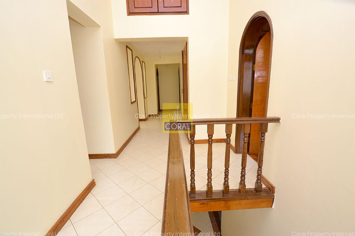 5 Bed Villa with En Suite in Riverside - 11