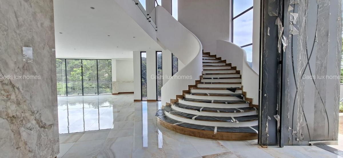 5 Bed Villa with En Suite at Nyari - 5