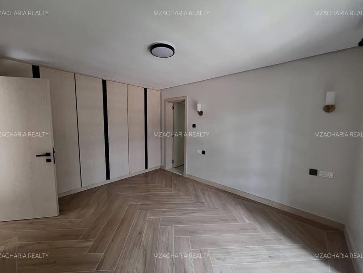 6 Bed House with En Suite in Lavington - 11