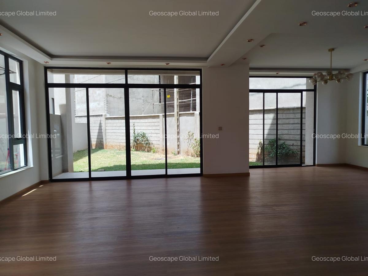 5 Bed House with En Suite in Lavington - 13