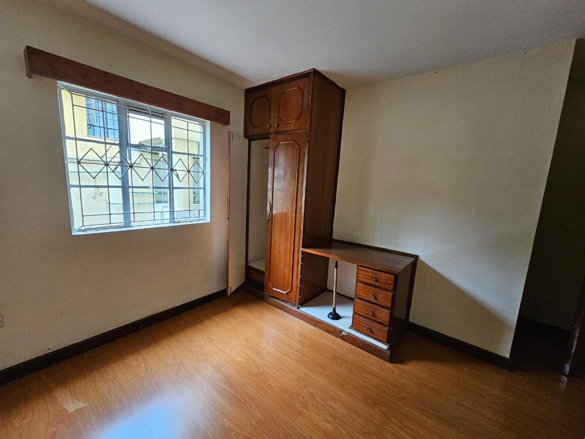 5 Bed House with En Suite in Lavington - 5