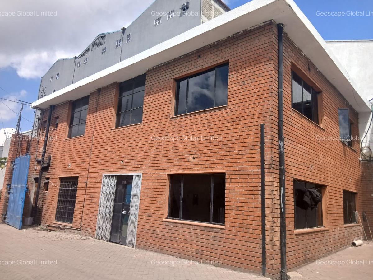 3,000 ft² Warehouse with Parking in Industrial Area - 1