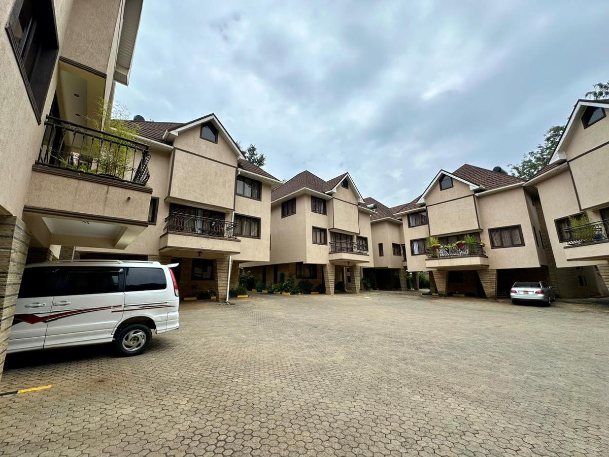 5 Bed Townhouse with En Suite at Lavington - 1