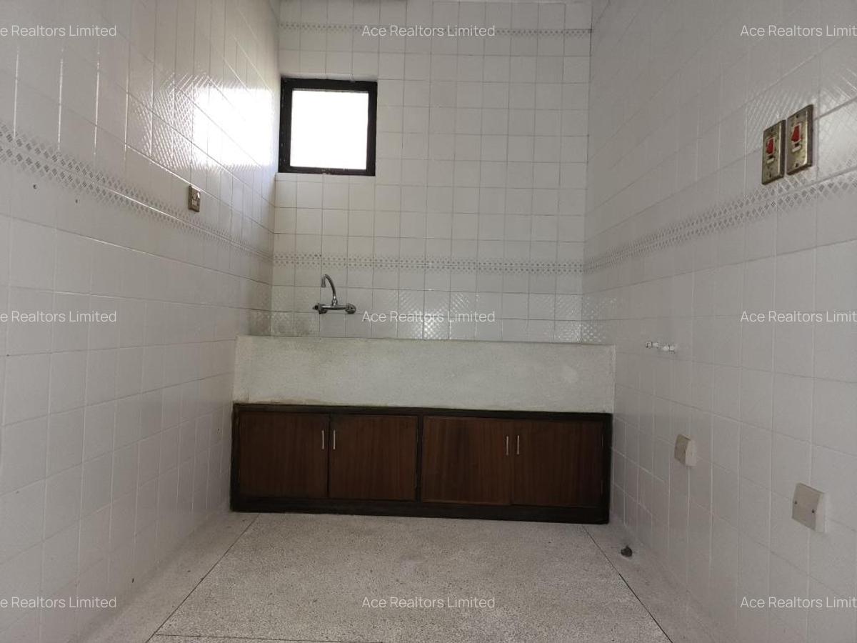 5 Bed House with En Suite at Muthaiga - 11