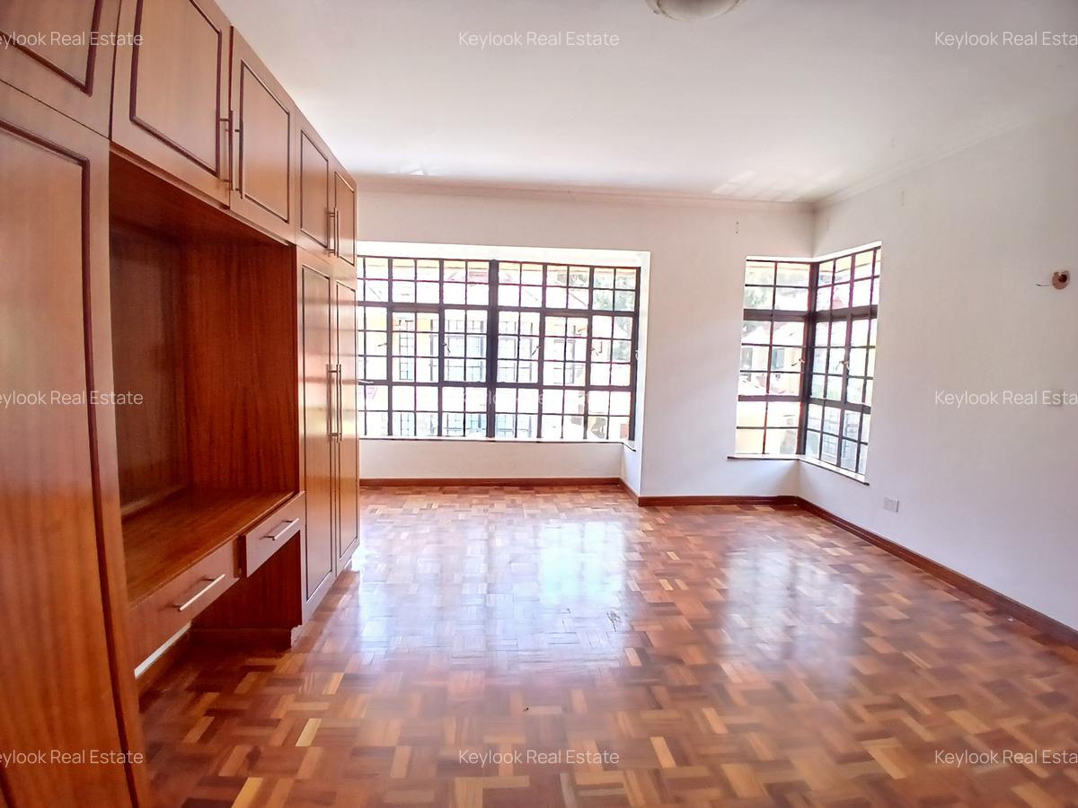 5 Bed Townhouse with En Suite at Lavington - 19