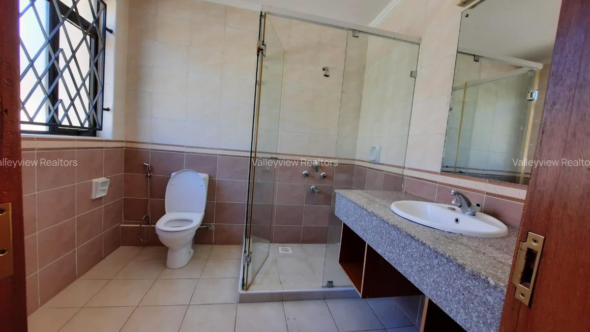 4 Bed Townhouse with En Suite at Lavington - 3