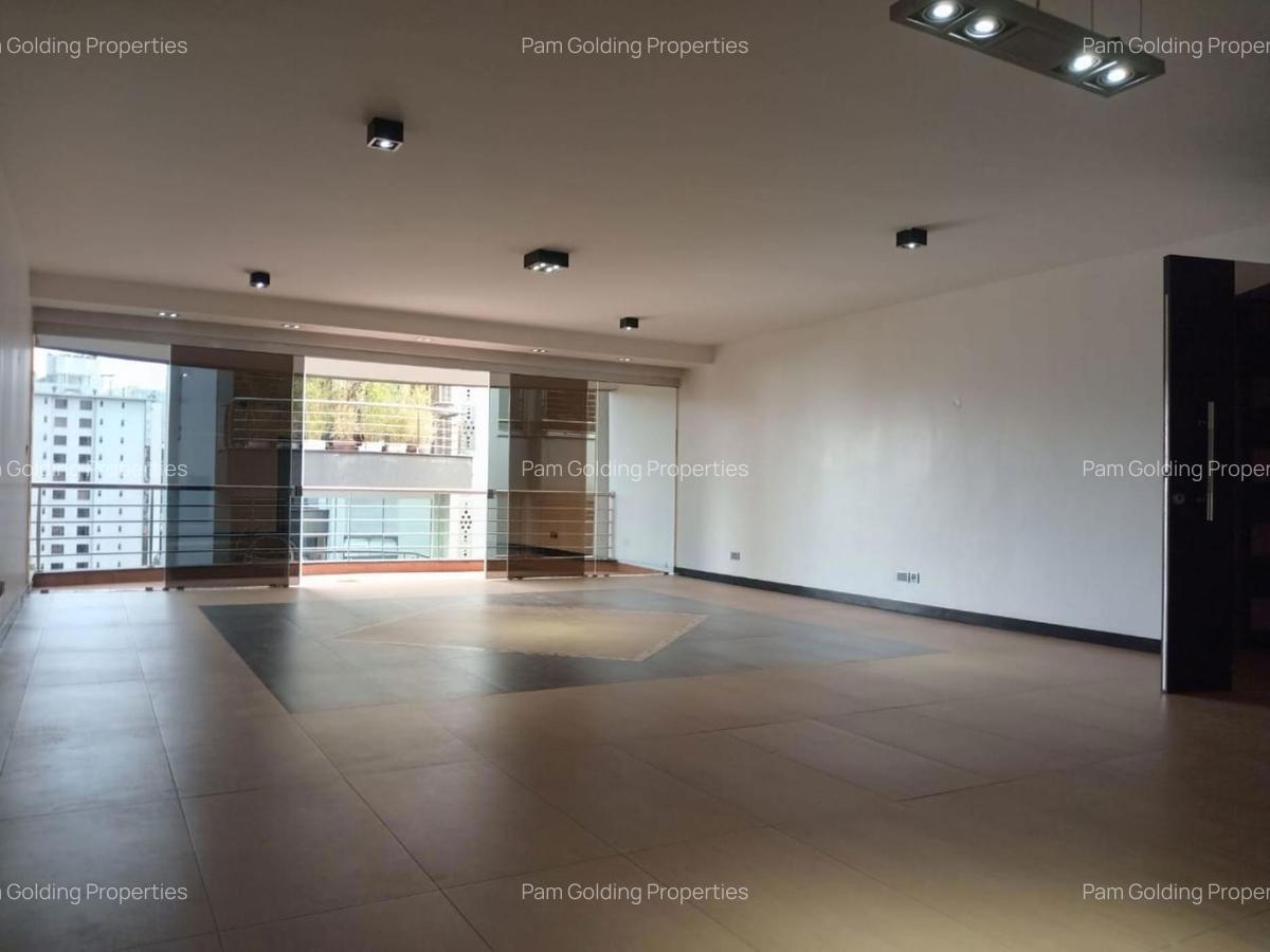 3 Bed Apartment with En Suite in Riverside - 3