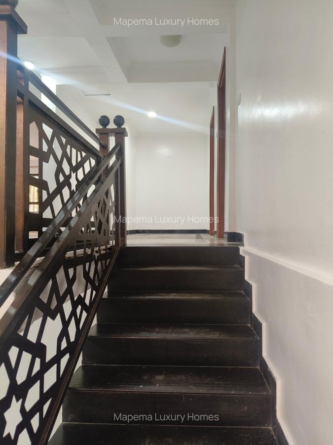 7 Bed House with En Suite at Hillcrest - 11