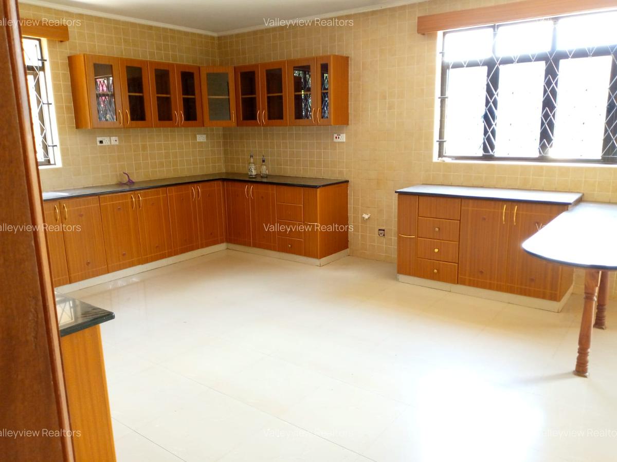 4 Bed Townhouse with En Suite at Lavington - 10
