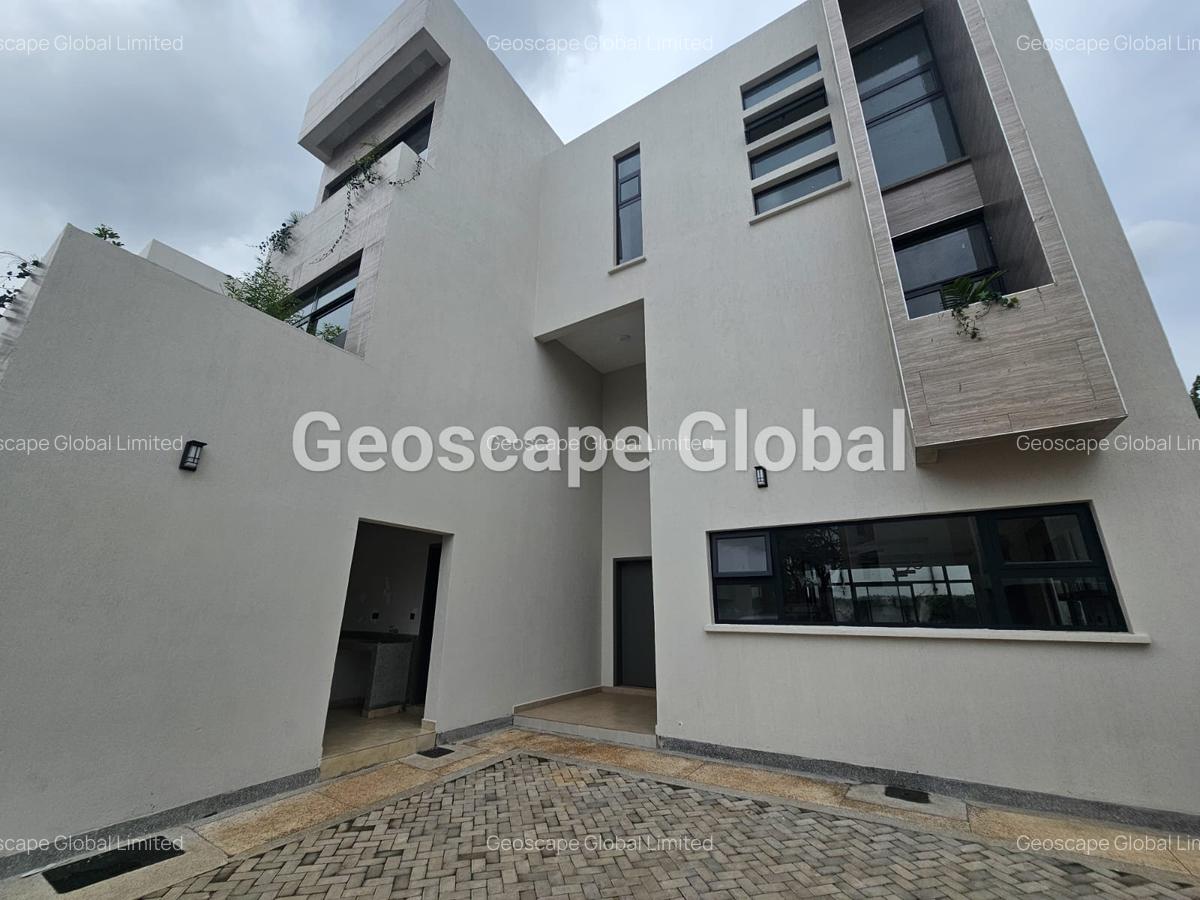 5 Bed House with En Suite in Lavington - 2