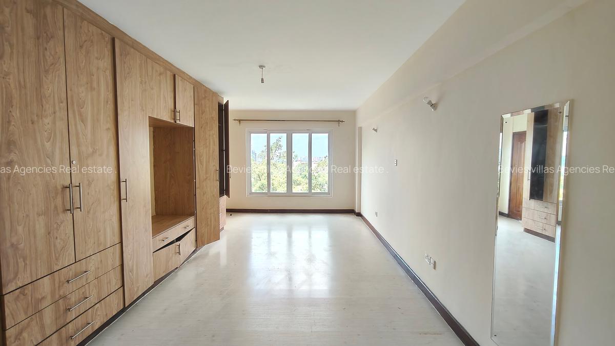 3 Bed Apartment with En Suite at Parklands - 8