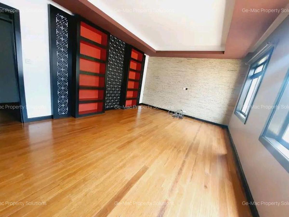 5 Bed House with En Suite in Lavington - 10