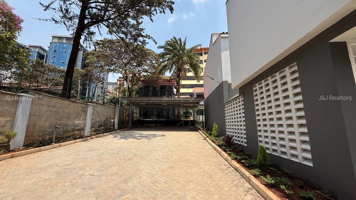 4 Bed Townhouse with En Suite in Rhapta Road - 19