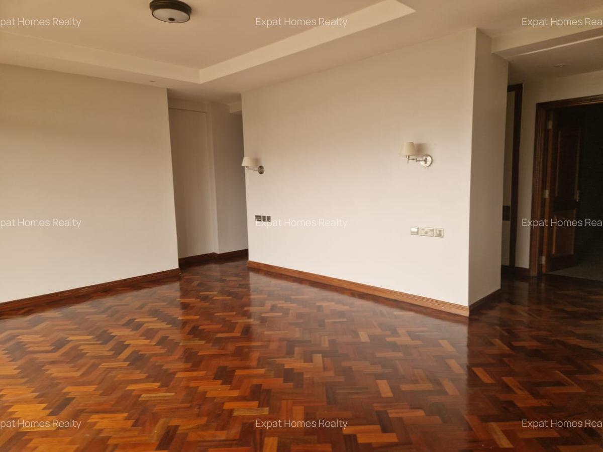 4 Bed Apartment with En Suite in Riverside - 10