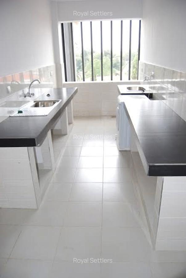 Serviced 2 Bed Apartment with En Suite at Brookside Drive - 5