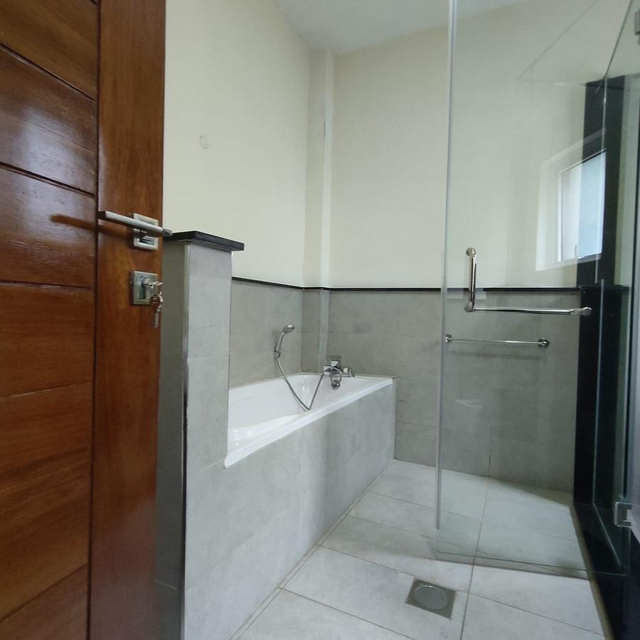 5 Bed Villa with En Suite at Lavington Shopping Centre - 14