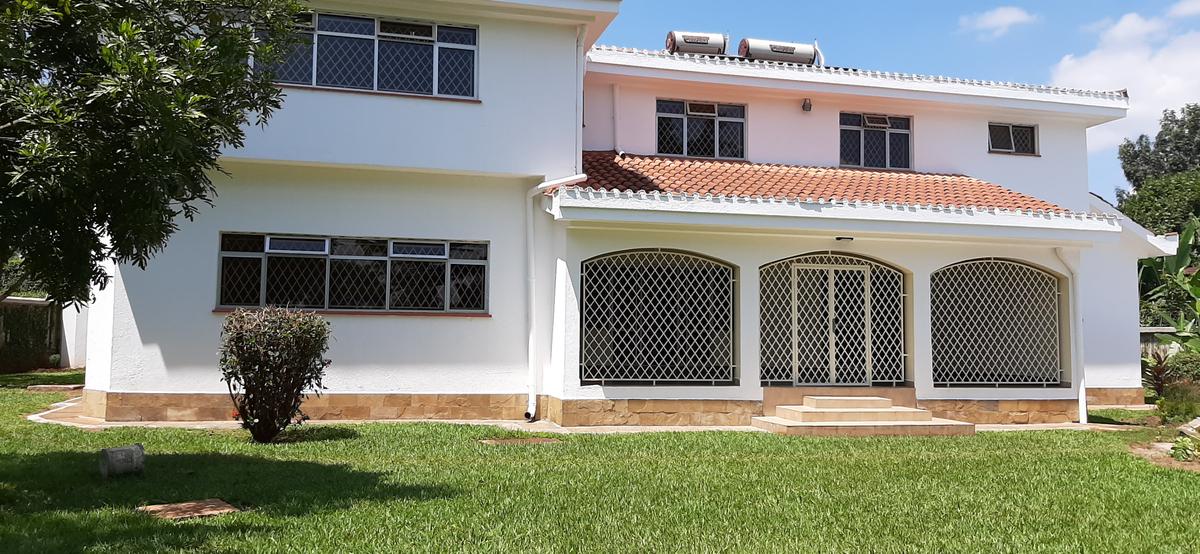 5 Bed House with En Suite in Runda - 1