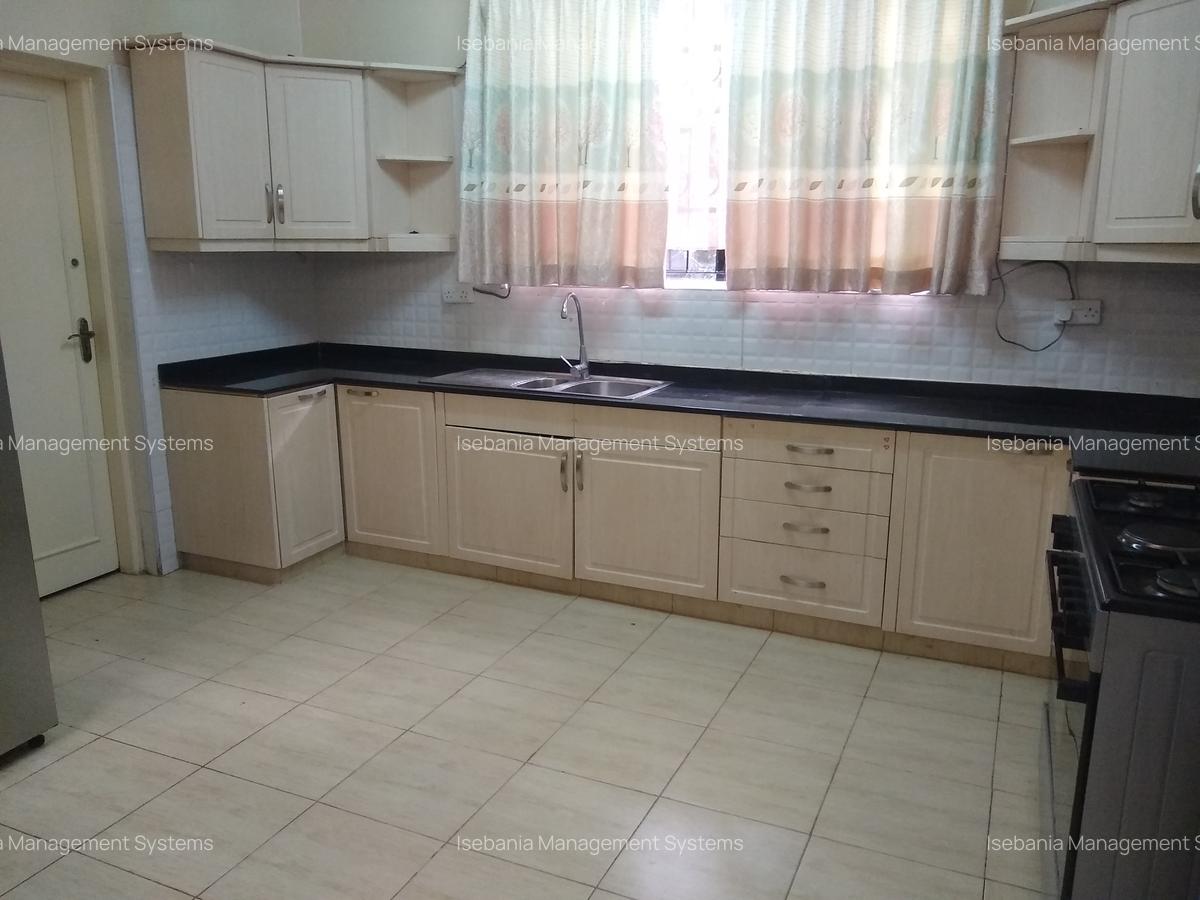 4 Bed House with En Suite at - 9