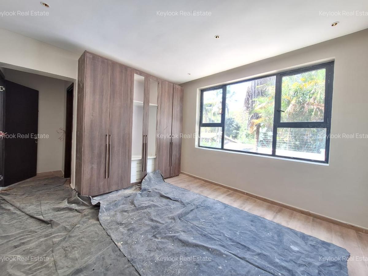 5 Bed Townhouse with En Suite at Lavington - 3