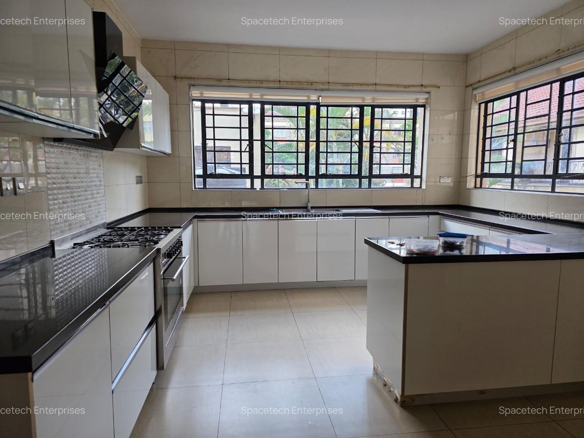 4 Bed Apartment with En Suite in Parklands - 8