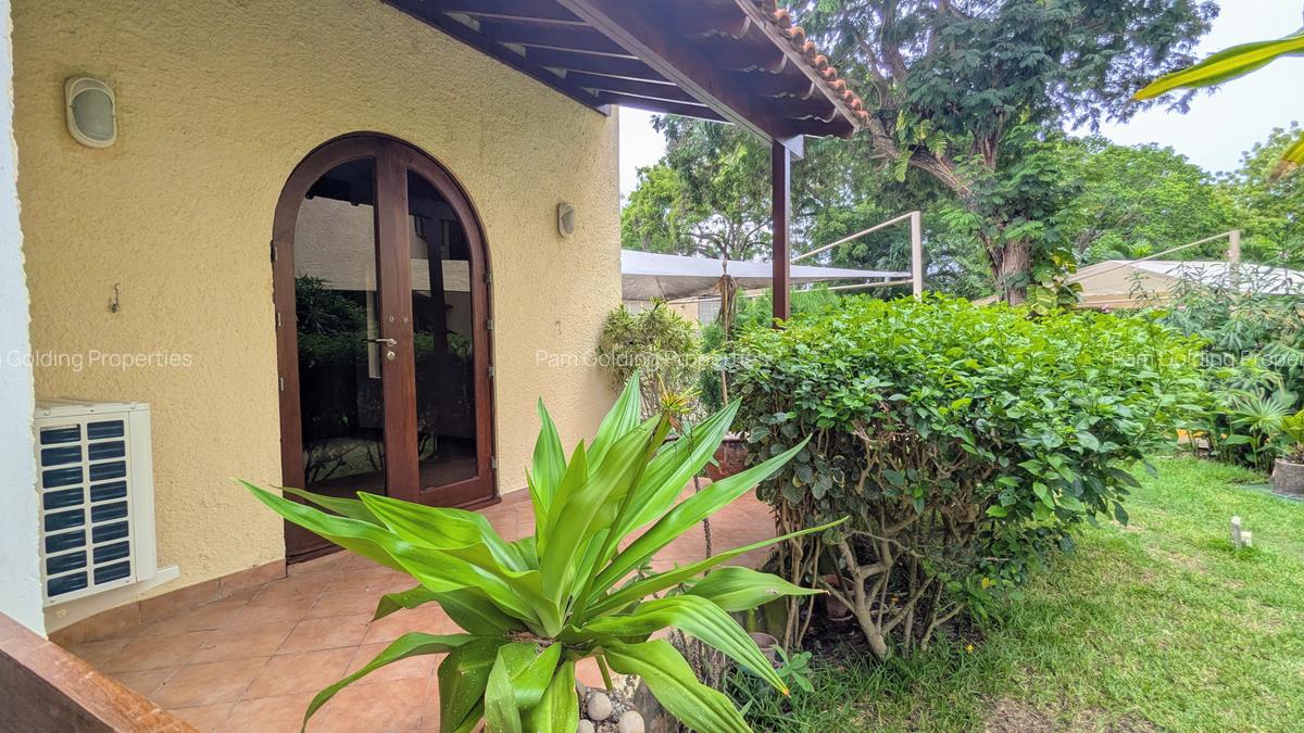 3 Bed Apartment with En Suite at Greenwood Drive - 4