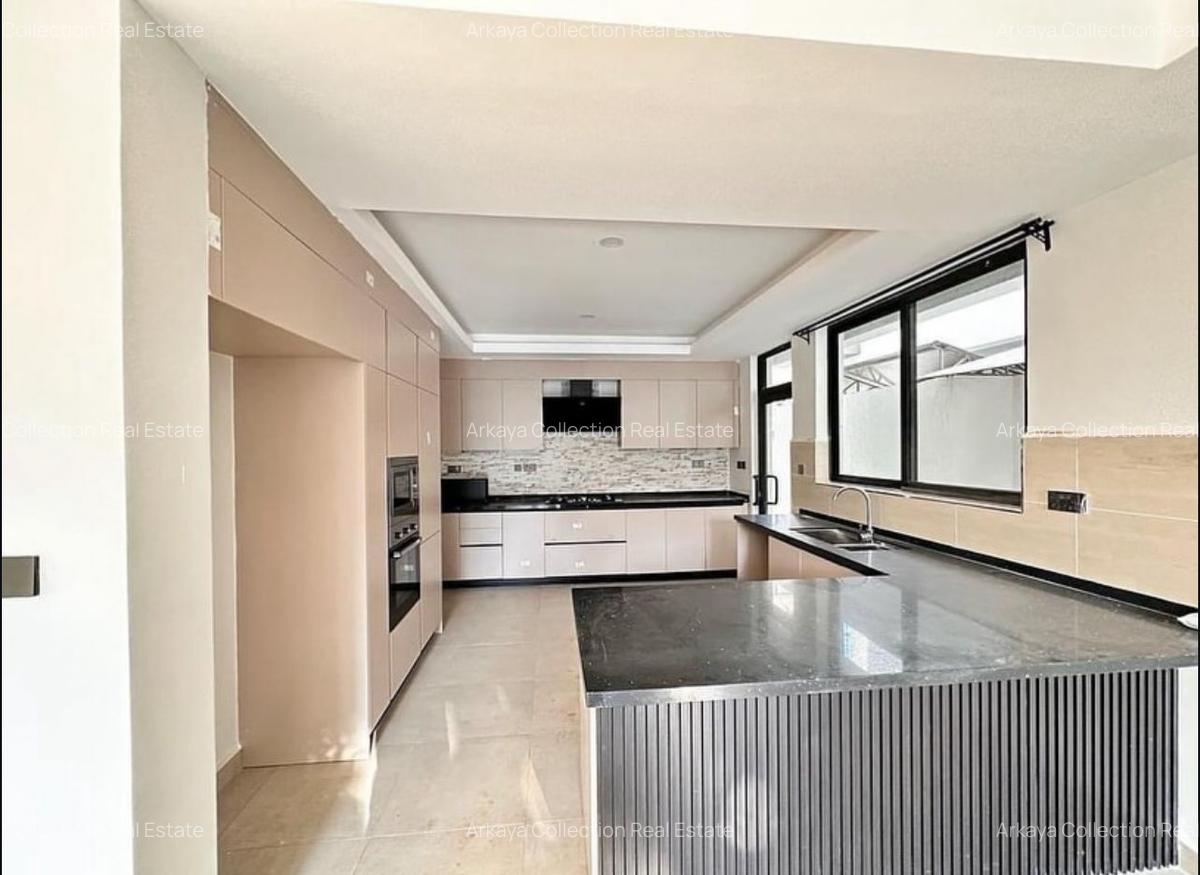 4 Bed House with En Suite in Lavington - 7