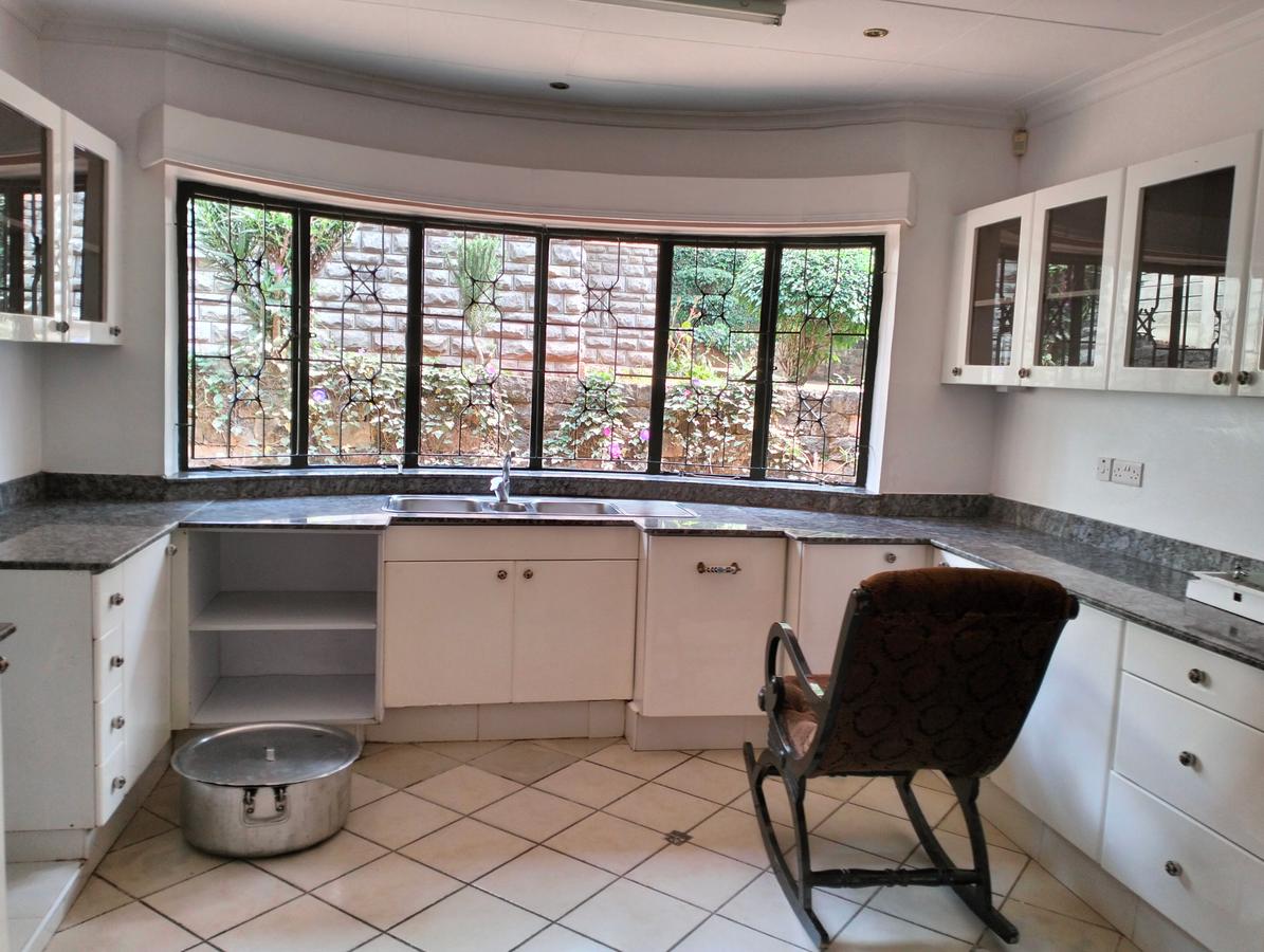 4 Bed House with En Suite in Rosslyn - 6