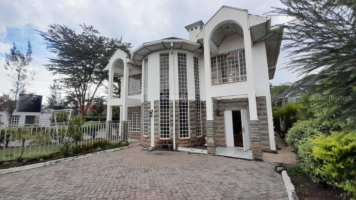 4 Bed Townhouse with En Suite at Lake Road - 1