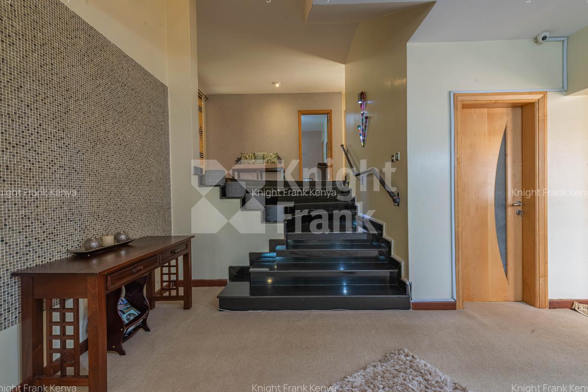 5 Bed House with En Suite at Kauria Close - 8