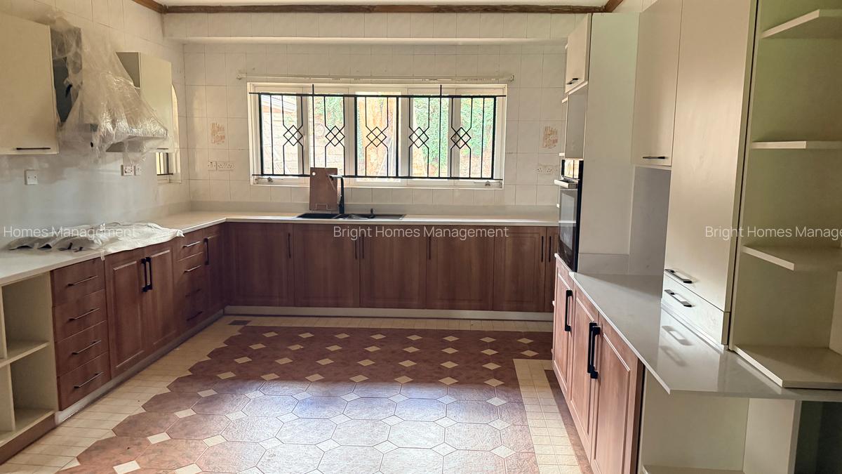 4 Bed Villa with En Suite in Lake View - 9