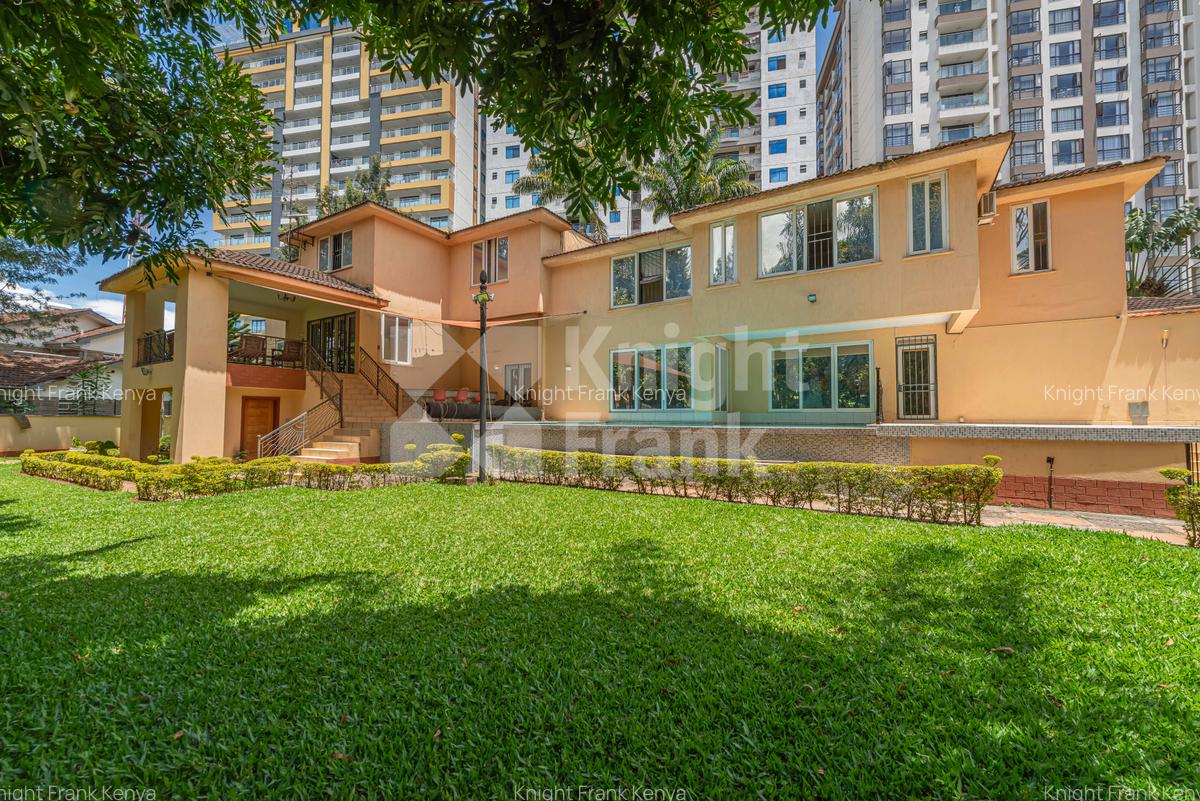 5 Bed House with En Suite at Kauria Close - 1