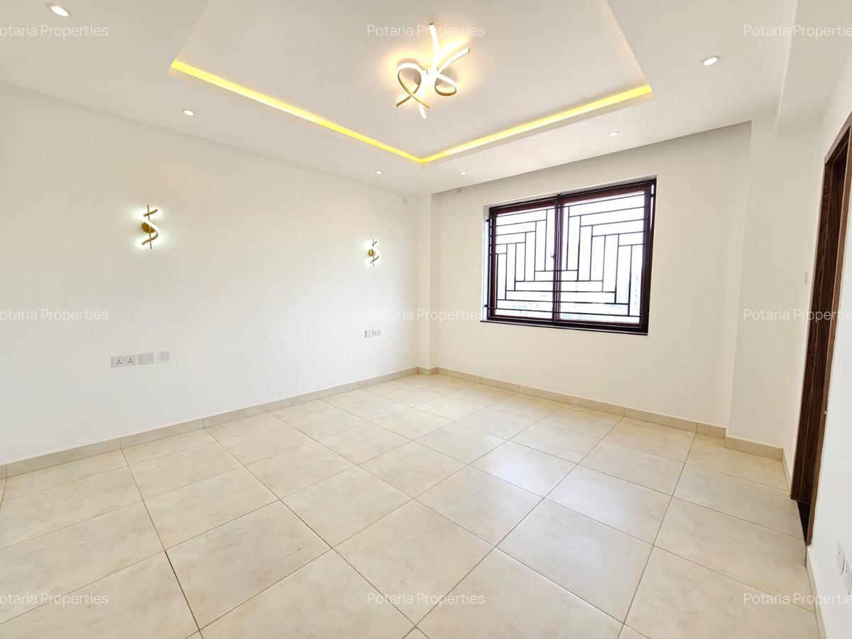 3 Bed Apartment with En Suite in Parklands - 9