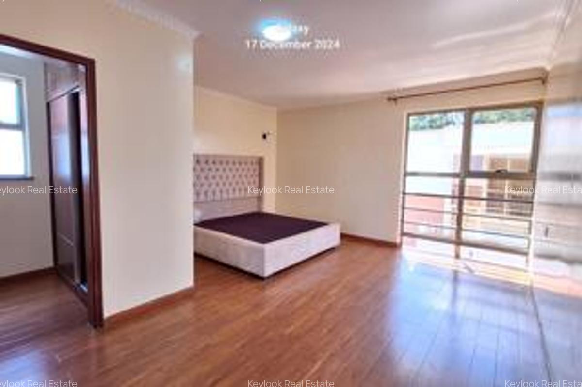 5 Bed Townhouse with En Suite at Lavington - 4