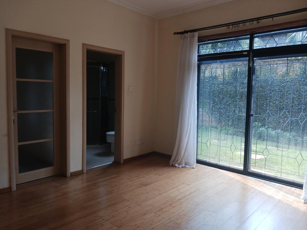 5 Bed House with En Suite at Lavington Shopping Centre - 13