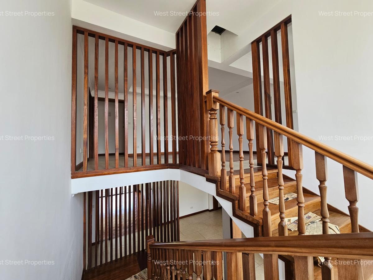 6 Bed Villa with En Suite at Lavington - 14